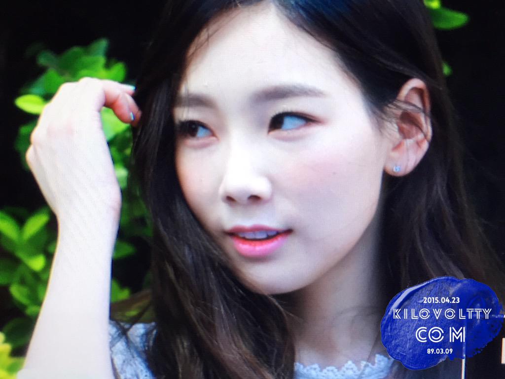 [PIC][23-04-2015]TaeYeon ghé thăm cửa hàng mỹ phẩm "NATURE REPUBLIC" ở Myeongdong vào trưa nay - Page 3 CDQNmhNUIAAHsuD