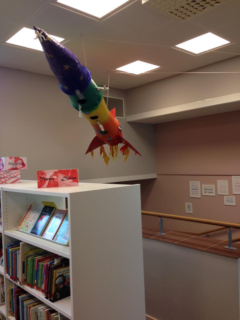 Hoppas #världsbokdagen blir fantastisk även hos er. Hos oss börjar den med invigning av raket på väg #motnyahöjder