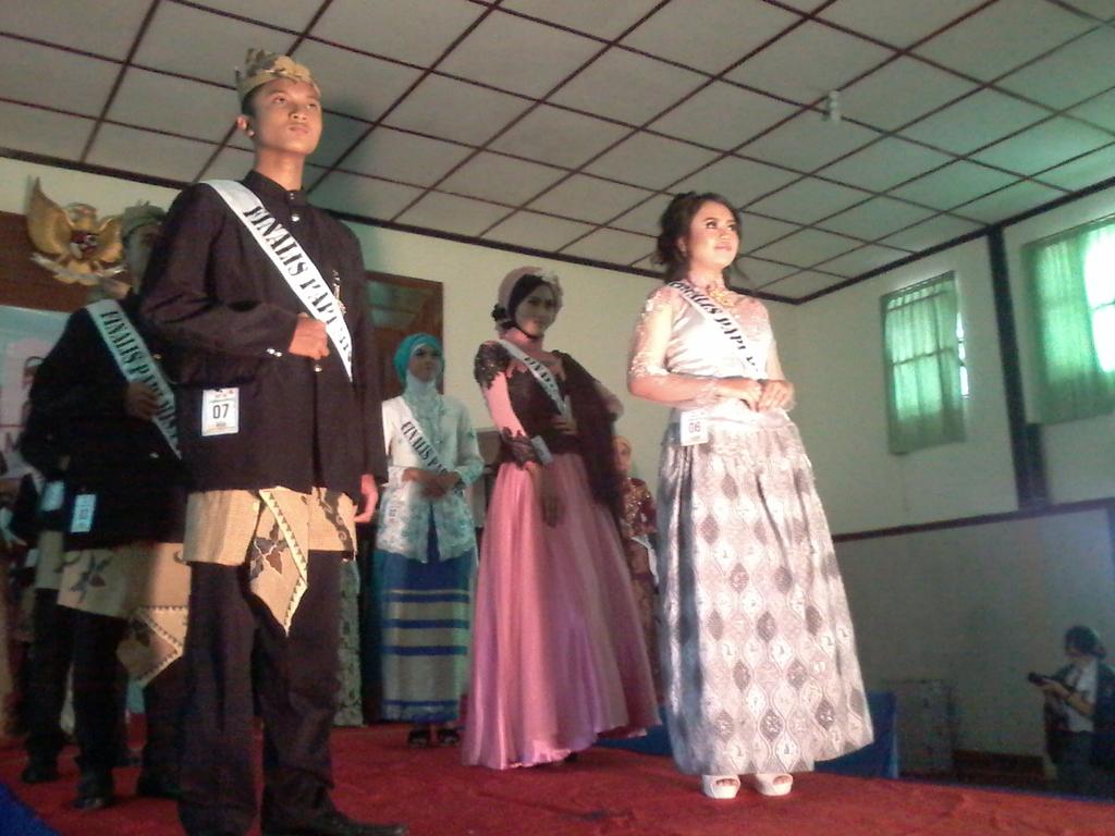 FOX7misa's tweet photo. "@osismisa: Putra dan Putri Ketiga! Gega Putra dari @FOX7misa dan Alifah Della dari @STEREOMISA http://t.co/RxBpNOvalj"