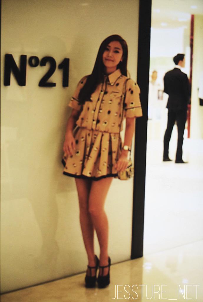 [PIC][23-04-2015]Jesssica tham dự sự kiện khai trương cửa hàng "N°21" vào trưa nay CDQVhXSVAAAD0_0