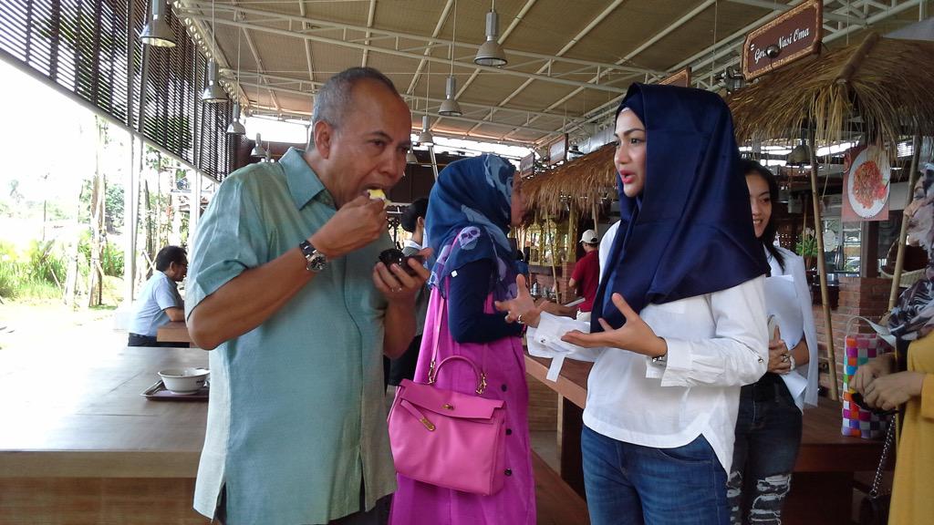 Seneng deh <a href="/PakBondan/">Bondan Winarno</a> sudah icipin Pancake Durian Musang King dari "DurianDessert". Only at <a href="/EatRepublicID/">Eat Republic</a>