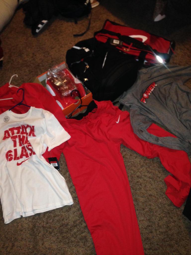 AZSelectBoysBB's tweet photo. Az POWER Nike Gear Drop
#SwooshFamily #HyperRev2015
#Cherry&Black http://t.co/eJngE9Knba