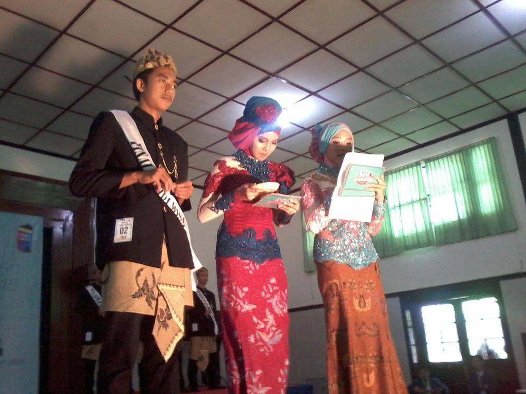 FOX7misa's tweet photo. "@osismisa: Sekarang saatnya pertanyaan untuk para finalis putra http://t.co/wktHT6HHSp"