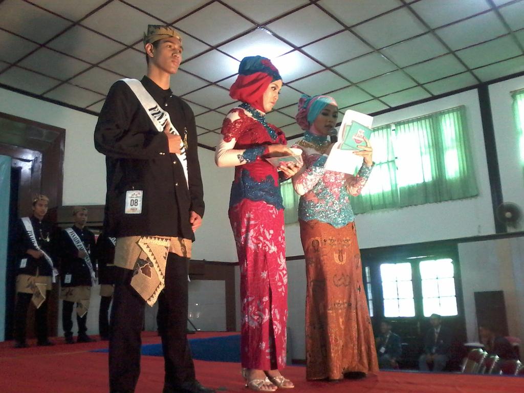 FOX7misa's tweet photo. "@osismisa: Sekarang saatnya pertanyaan untuk para finalis putra http://t.co/wktHT6HHSp"
