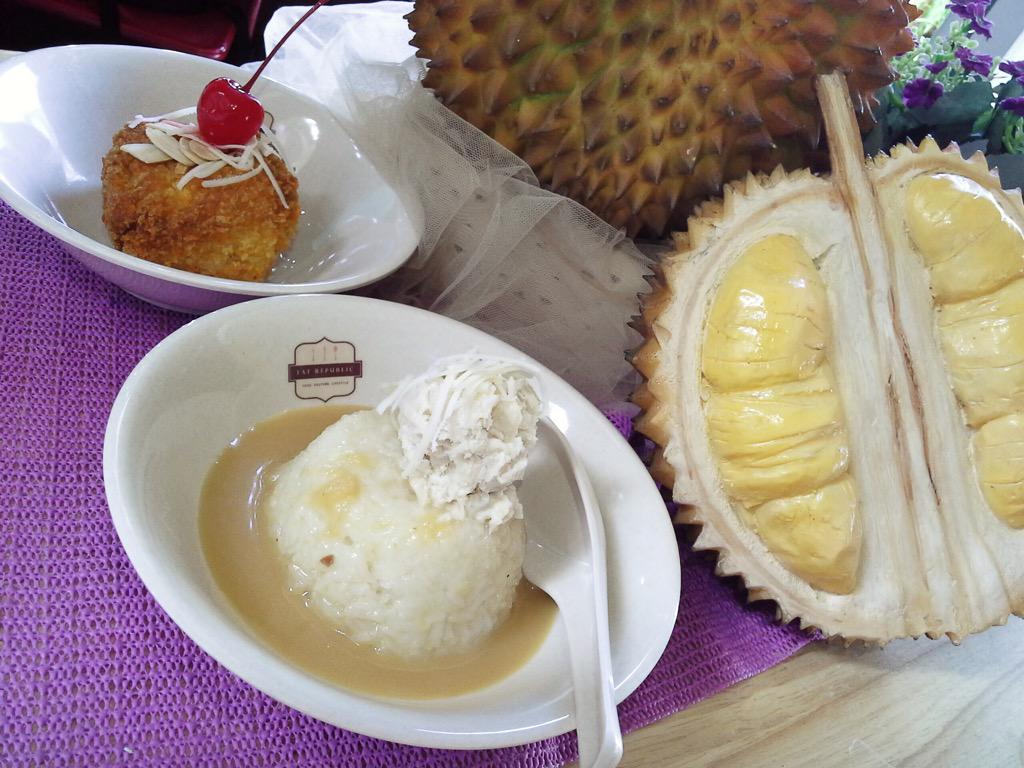Menu hari ini Ketan Durian dan Durian Musang King Goreng Only At Durian Dessert <a href="/pancakemuseum/">ThePancakeMuseum</a>