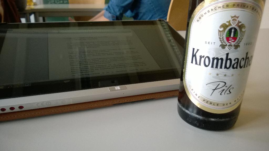 hippsterlicious's tweet photo. 8:20: #Startpilot in der Vorlesung
#Umweltmanagement #Krombacher #Umweltbericht #SaufenFürDenRegenwald #nanu http://t.co/8Wxiv91qoa