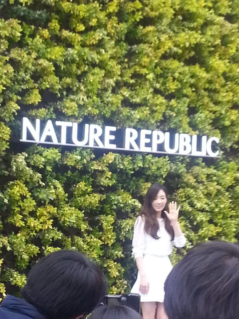 [PIC][23-04-2015]TaeYeon ghé thăm cửa hàng mỹ phẩm "NATURE REPUBLIC" ở Myeongdong vào trưa nay CDQcLnbVAAAGGjj