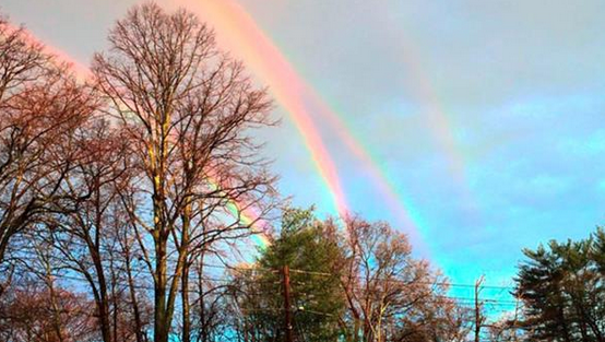 9NewsLA's tweet photo. Woman takes photo of rare quadruple rainbow in New York: http://t.co/V0feDl0pQ8 #9News http://t.co/wtrQaZyuYw