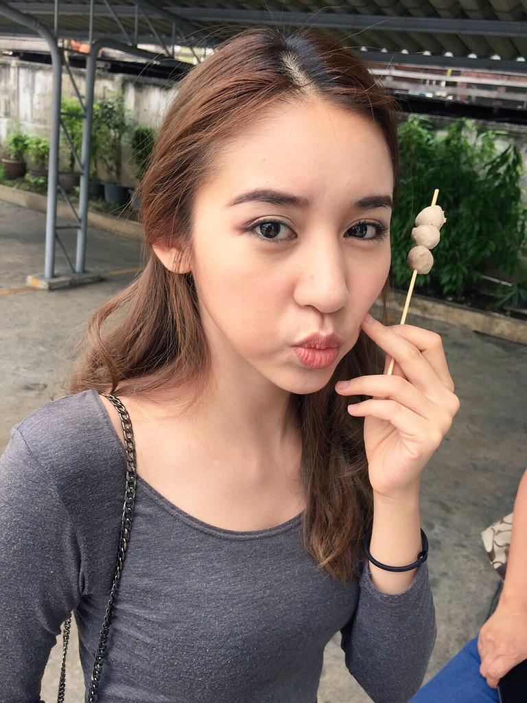 NanJiraAF10's tweet photo. หน้ากะลูกชิ้น อันไหนกลมกว่ากัน 😗😗😗 http://t.co/2v3Yz9VHCr