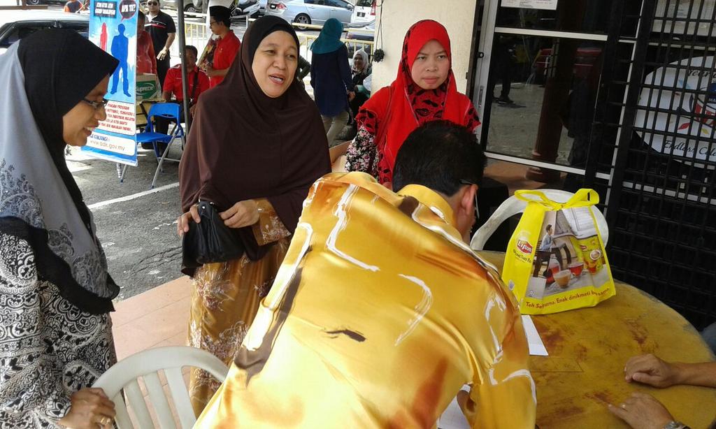CCSCKuantan's tweet photo. Prog Tautan Kasih Komuniti di kaw Blackspot Pasar Besar Kuantan @AADK_Pahang @AADKMalaysia @AbdGhani_57 @ http://t.co/z9Srs54Pom