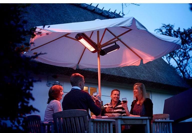 Terrassevarmer's tweet photo. Solen går ned, men hyggen fortsætter udenfor. SOLAMAGIC forlænger sommeren !!  http://t.co/dsnZjxrMKk http://t.co/zAZB9entbe