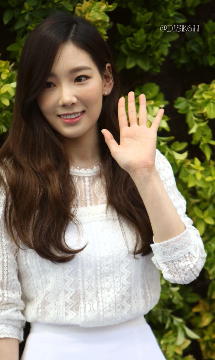 [PIC][23-04-2015]TaeYeon ghé thăm cửa hàng mỹ phẩm "NATURE REPUBLIC" ở Myeongdong vào trưa nay CDQj43uVAAEYfEz