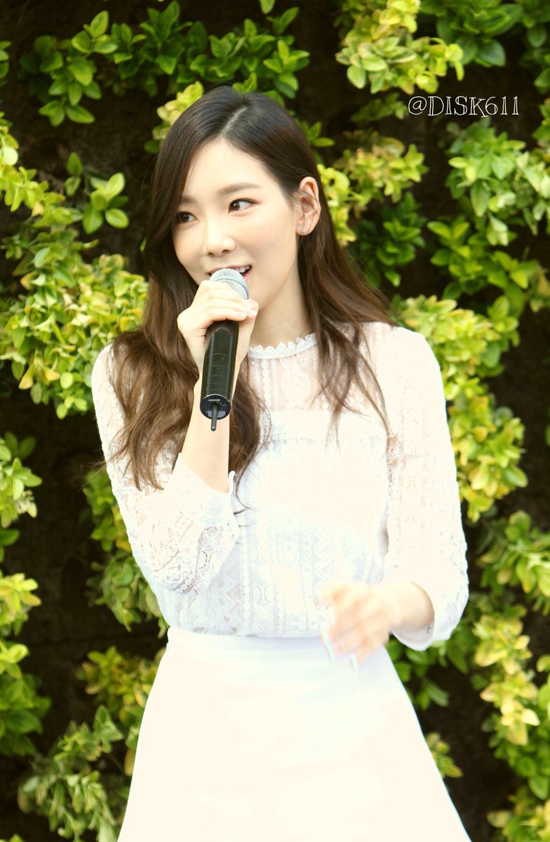 [PIC][23-04-2015]TaeYeon ghé thăm cửa hàng mỹ phẩm "NATURE REPUBLIC" ở Myeongdong vào trưa nay CDQk1P6VIAAh0B5