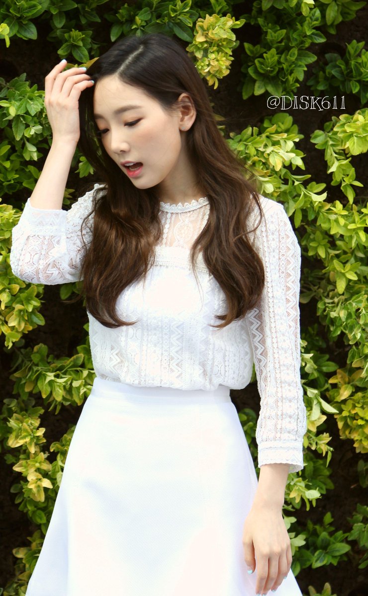 [PIC][23-04-2015]TaeYeon ghé thăm cửa hàng mỹ phẩm "NATURE REPUBLIC" ở Myeongdong vào trưa nay CDQkmn0VEAASS0J