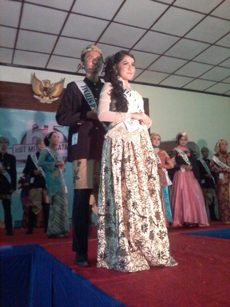 osismisa's tweet photo. Ini dia Putra dan Putri Persahabatan Mitreka Satata! Loris Alif dan Amanda Leonita! #GRANDFINALPPM2015 #PapiMisa2015 http://t.co/1gALAX7Njd