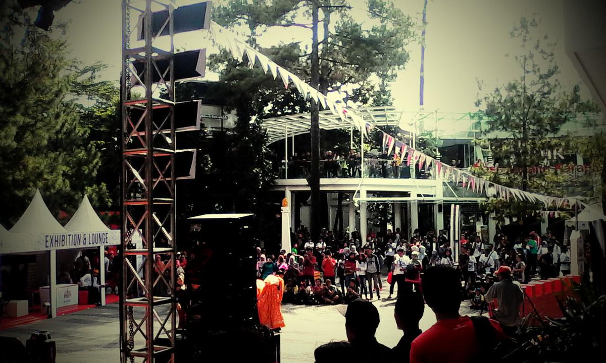 dodyrusli's tweet photo. Meet and greet at ciwalk udah rame bangettt!! @Your_Bandung @aacarnival2015 #AAC2015 http://t.co/vvANt2sIlo