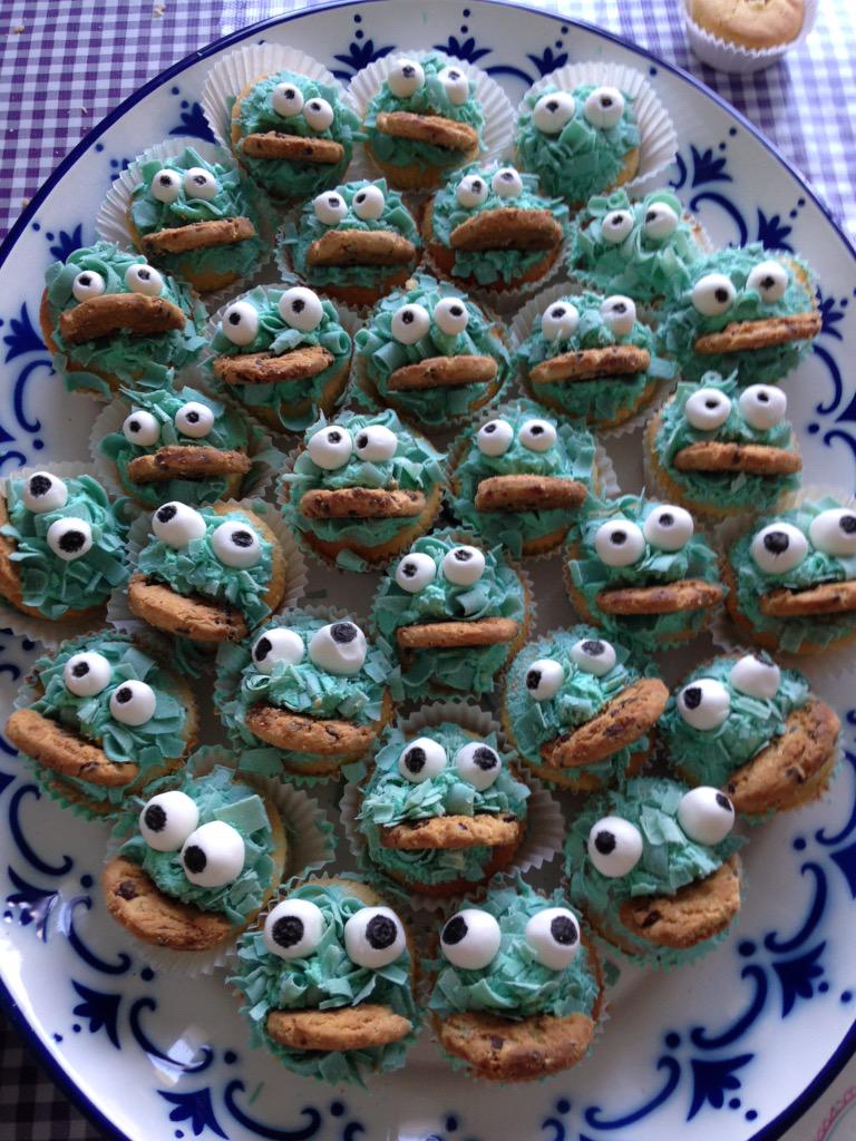 Dvanliempt's tweet photo. Trots op bff's @SLTimmermans en @bregjedesnelle. Selfmade cupcakes met verrassende vulling! #12 http://t.co/alnnn0SLqi