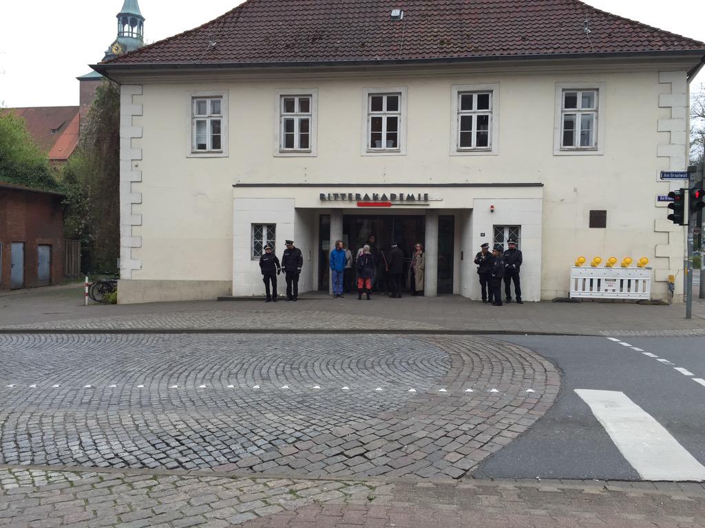 Prozess gegen Oskar Gröning wegen Beihilfe zum Mord (300.000 Fälle) geht weiter. Gerichtssaal überfüllt. #Groening