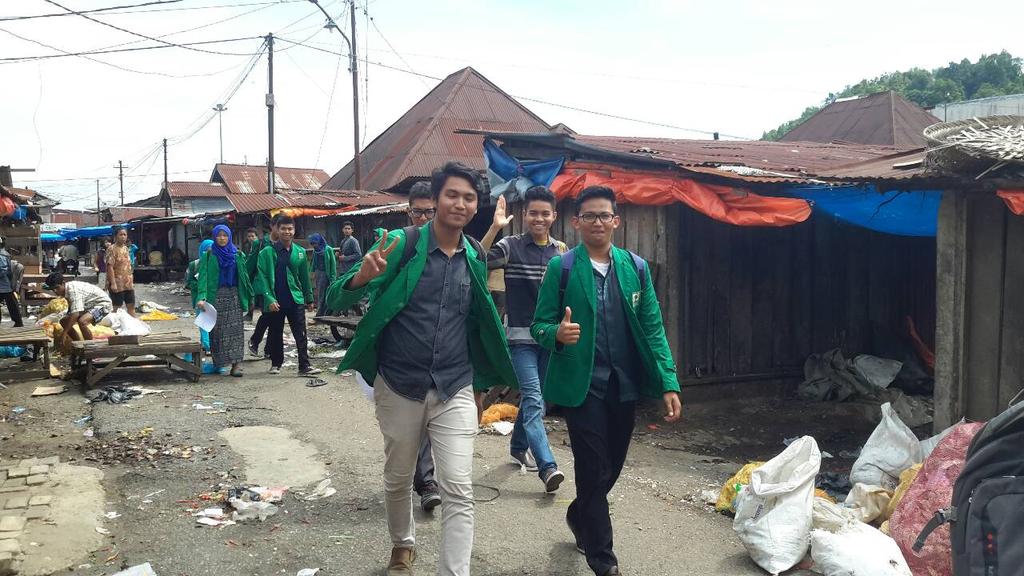 BrocaFKUnand's tweet photo. Community Development
@dimasfkunand 
Panitia berjalan dengan penuh semangat melewati pasar Lubuk Begalung http://t.co/XpxZPQ6A5A