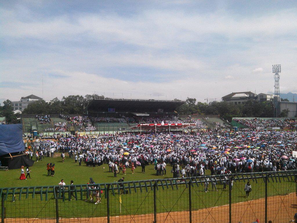 anom_mp's tweet photo. PIC:Rekor MURI and GUINES OF WORLD RECORD 20.000 player angklung #AAC2015 @Your_Bandung @AACarnival2015 http://t.co/NodYxACkNI