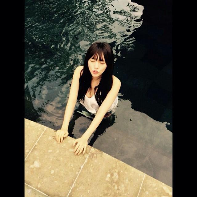 LIMESTAGRAM__'s tweet photo. [LIMESTAGRAM]수영은 아침에 😎
#헬로비너스 #라임 #발리 #아이눈부셔 http://t.co/e6nmjqfB4I