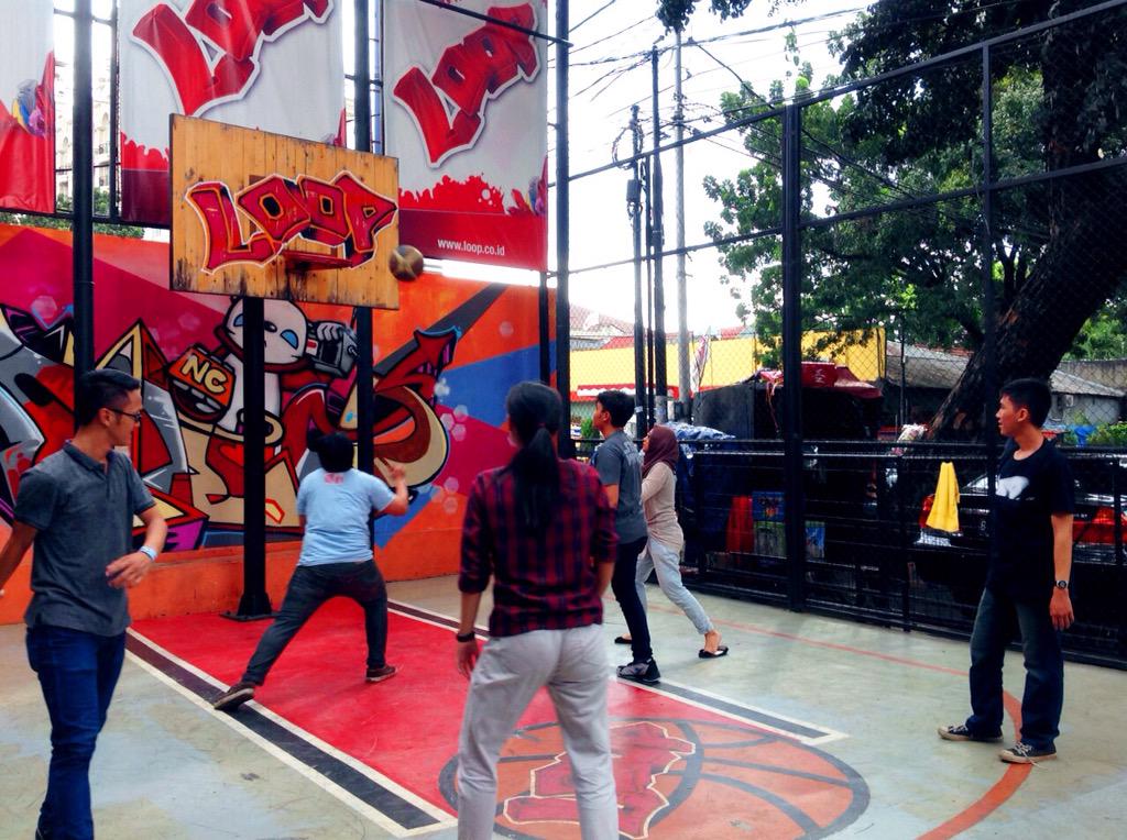 BeFunNColorful's tweet photo. 3on3 seru BgT with GengGeesss #LoopStstionJkt @MaulidaAsf http://t.co/d9zQuId8Ge