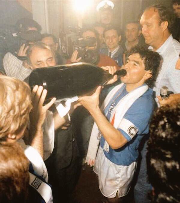 #Maradona​ festeggia lo scudetto del <a href="/sscnapoli/">Official SSC Napoli</a> così... Da notare  lo sguardo di <a href="/GPGaleazzi/">Gianpiero Galeazzi</a> dietro di lui
