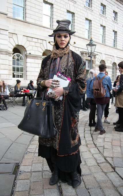 NicelyTurnedOut's tweet photo. London Fashion Week #ThrowbackThursday, @daniellismore's dramatic hat &amp; layers http://t.co/3Y0IeBUb5Y #StreetStyle http://t.co/kDIWYLxxzM