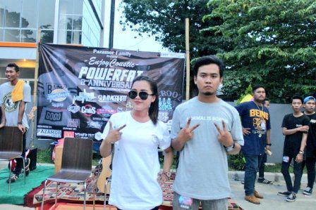 Spotted ! She's in "Live Drunk Die Slow" shout out tee and he's reppin "Normal is Boring" tee ✌👏 Superb !