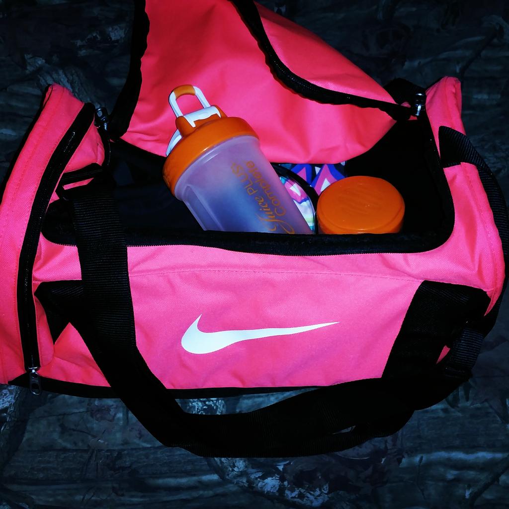 FitBootyBabes's tweet photo. Keep your tennis shoes close and your gym bag closer! #Essentials #TrainHard http://t.co/pNfnD6z1OR