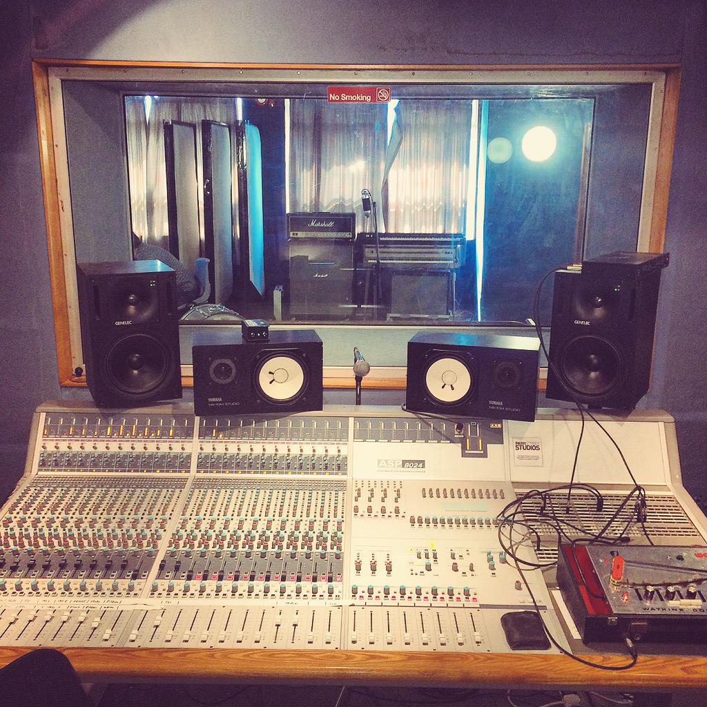 TheCirclesUK's tweet photo. 2nd day in Parr St Studio finishing the final bits of the album with @JamesSkellyBand @IanSkelly1 &amp; @richardturvey 👍 http://t.co/6oPEW1i50O