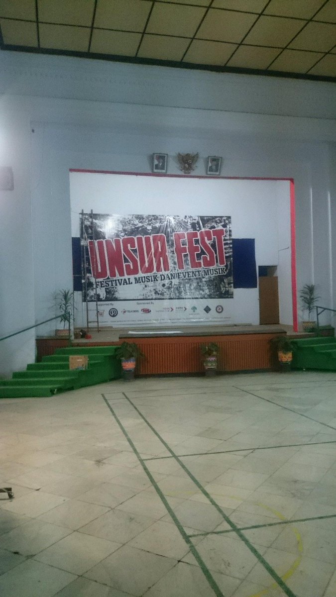 p_prod555's tweet photo. Yuk gaes ini panggung festival smp sma se kabupaten pasuruan ? #unsurfest http://t.co/wmXeRmjX8c