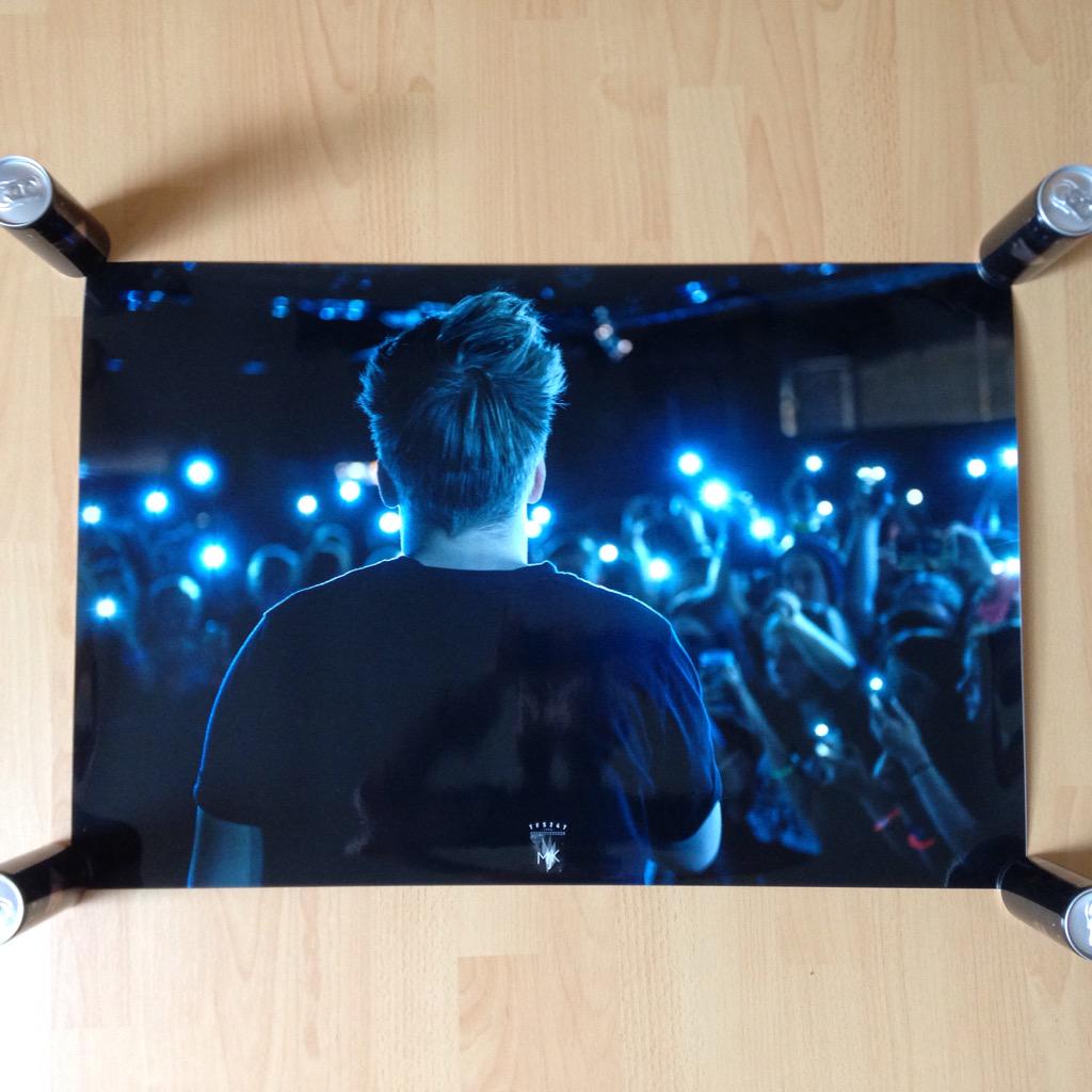 manu_karp's tweet photo. is ja gut ey! sieben penetrationen per DM später: hier bitte, 90x60cm. tourprints gibt's ganz vielleicht bald ma' 😏📇 http://t.co/SDxxogecw5