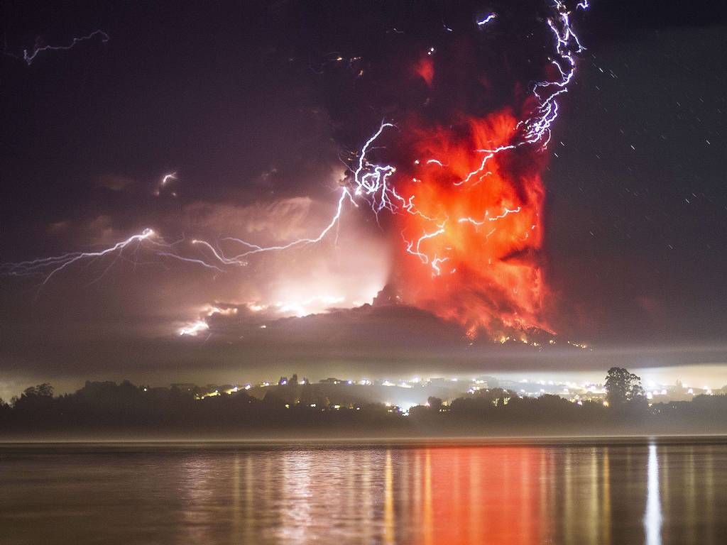 Independent's tweet photo. This is what Chile looks like, right now http://t.co/g4kyC8y2Kl http://t.co/bpMoyL2SQY