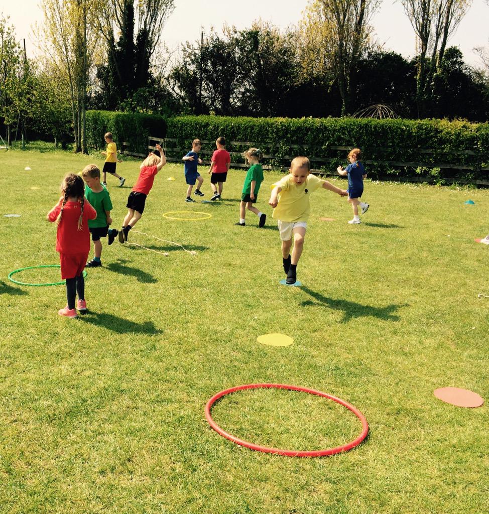 Kerri1Brown's tweet image. Reception P.E. @HautesCapelles focusing on jumping and hopping #puddlesplashing #fundamentals