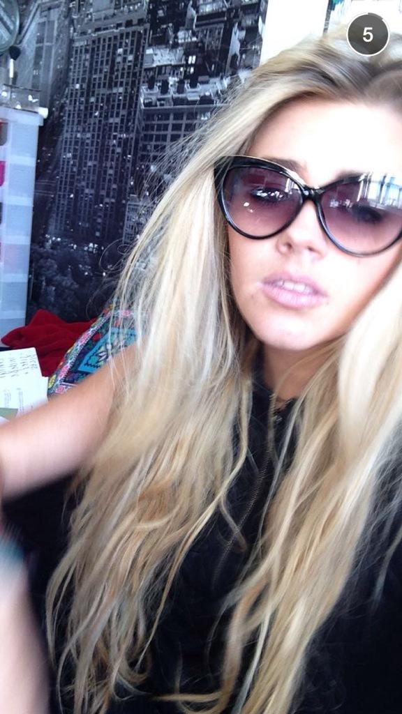 taylorrrslarksx's tweet photo. Nice snapchat story that #CAUGHTOOT @islaislaislax http://t.co/6rMhI6pAE6