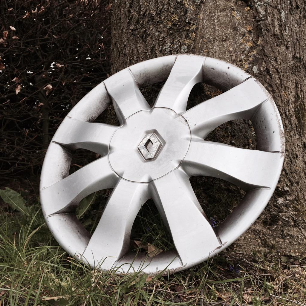 Gevonden: een #wieldop van #Renault! Wie kan ik blij maken? In #Staphorst! RT = fijn.