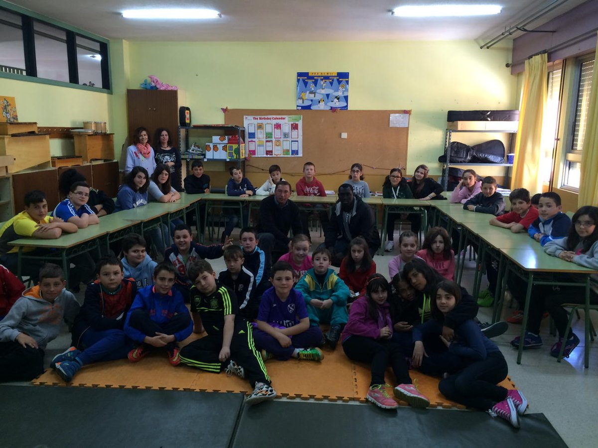 CPReyAurelio's tweet photo. Celebrando el Dia del libro con un cuento contado en Wólof. http://t.co/QpN6UqudWD