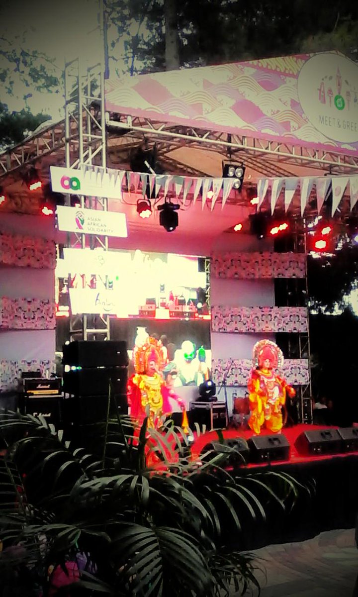 dodyrusli's tweet photo. #meetandgreet #ciwalk #AAC2015 India traditional dance @your_bandung @aacarnival2015 http://t.co/HcGN732FS5