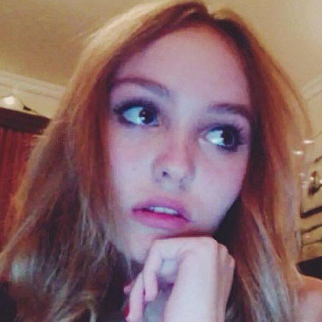GossipRoomOff's tweet photo. Lily-Rose, 15 ans, la fille de Vanessa Paradis et Johnny Depp est toute jolie non ? 😍 http://t.co/C8FbVBL2bK