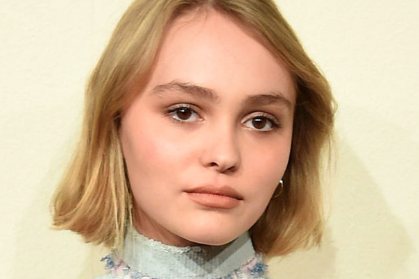 GossipRoomOff's tweet photo. Lily-Rose, 15 ans, la fille de Vanessa Paradis et Johnny Depp est toute jolie non ? 😍 http://t.co/C8FbVBL2bK