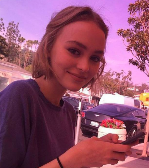 GossipRoomOff's tweet photo. Lily-Rose, 15 ans, la fille de Vanessa Paradis et Johnny Depp est toute jolie non ? 😍 http://t.co/C8FbVBL2bK