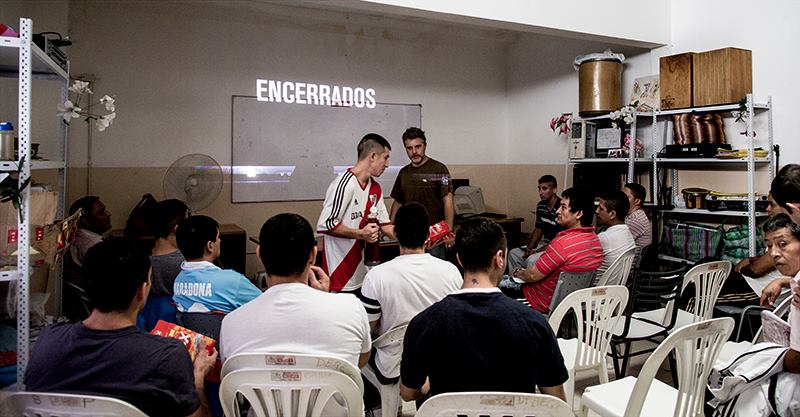 ENCERRADOSlibro's tweet photo. #Encerrados in Argentina: le foto della presentazione del libro nel carcere di Villa Devoto a Buenos Aires http://t.co/9NMV9VBs2v