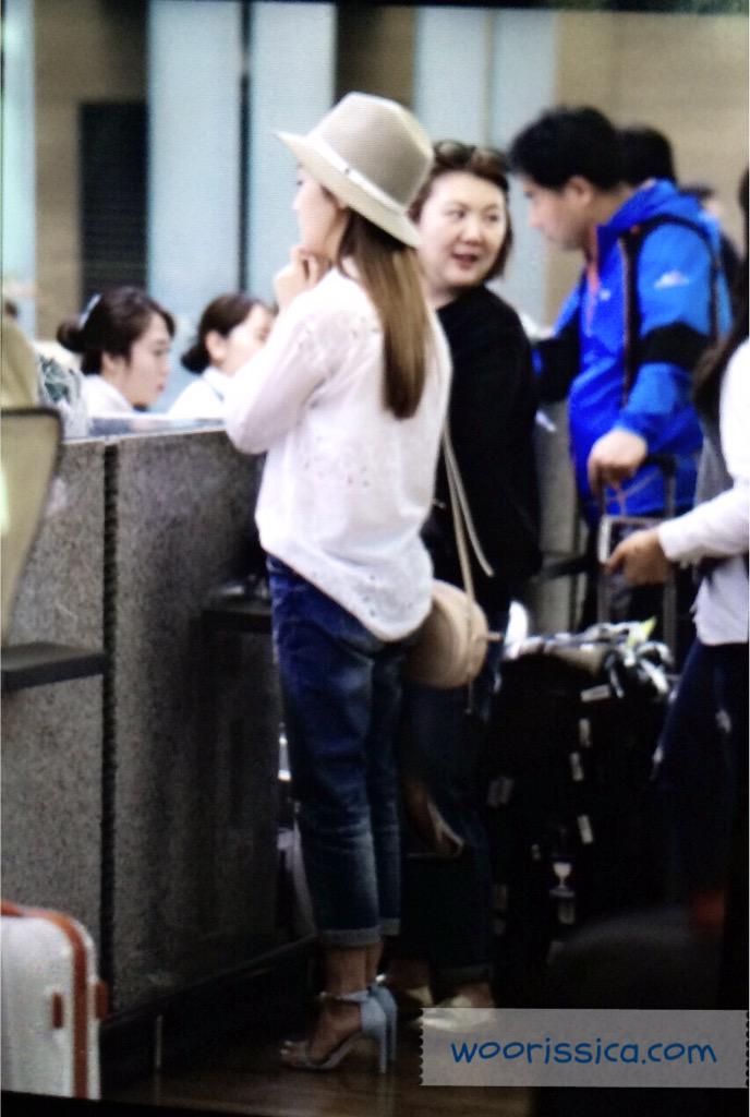 [PIC][23-04-2015]Jessica khởi hành đi Bắc Kinh để ghi hình cho chương trình "Super Athletes" CDRFoS3UMAEa7pp