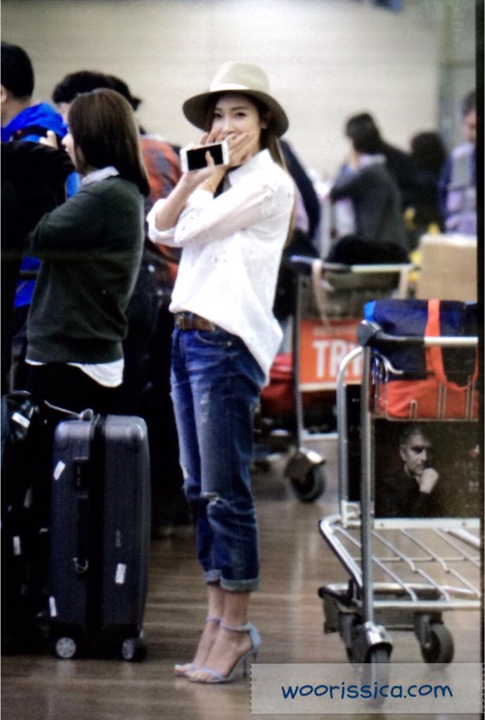 [PIC][23-04-2015]Jessica khởi hành đi Bắc Kinh để ghi hình cho chương trình "Super Athletes" CDRFoTHVEAAkbG6