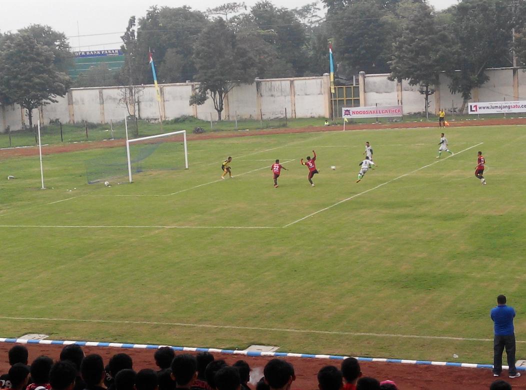 infolumajang's tweet photo. Goal tercipta, PSIL 0 - 1 PON JATIM, ayok kasih semangat untuk PSIL #PSILDay http://t.co/zdqteAcD5x