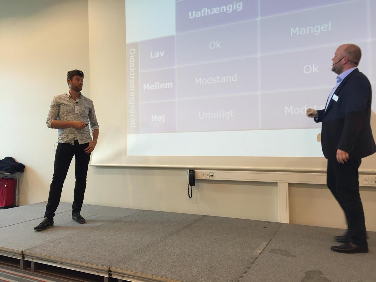 MassiusNielsen's tweet photo. Malte fra Gyldendal og Tobias fra CFU fremlægger fælles projekt om bedre deling af dig. læremidler. #skolechat #BPIKL http://t.co/j5G04SF2Co