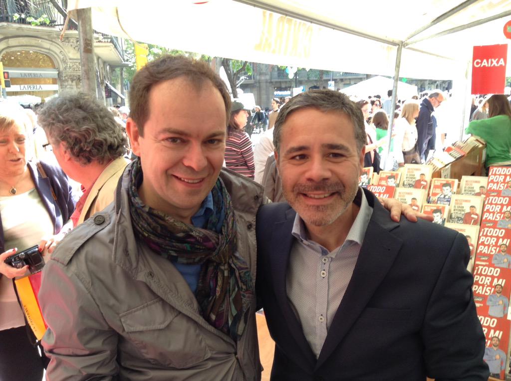 Javier__Sierra's tweet photo. En @La_Central_ empiezo #SantJordi2015 cumpliendo la tradición de  abrazar a @MarcRocamora #DíaDelLibro ¡Bien! http://t.co/tWx7tD9wzL