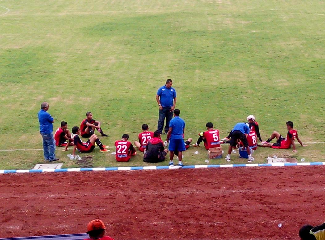 infolumajang's tweet photo. Waktu istirahat, pelatih memberikan review pertandingan dan arahan kepada para pemain. #PSILDay http://t.co/a163ar1roY