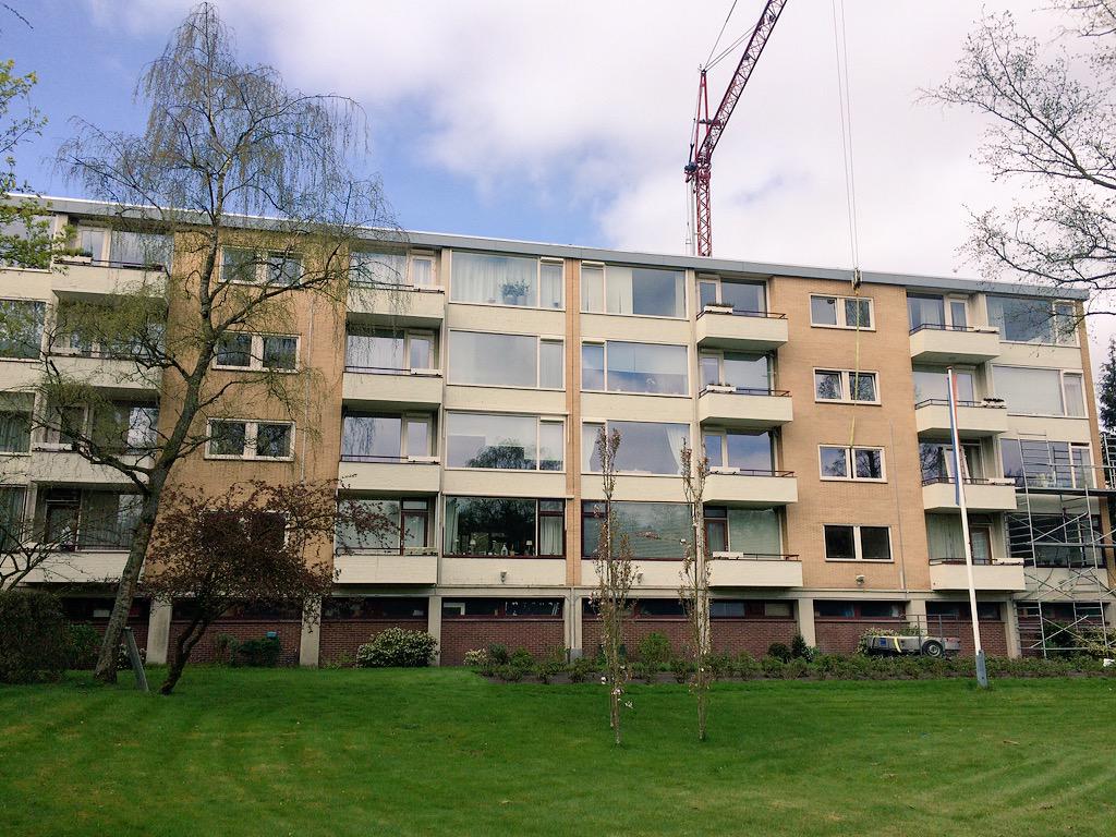 VeringaAllard's tweet photo. Work in progess!!gehele achterzijde Appartementencomplex te #Bussum #belisol #kunstsofkozijnen #Dronten #noordholland http://t.co/WP4G8lWQhP